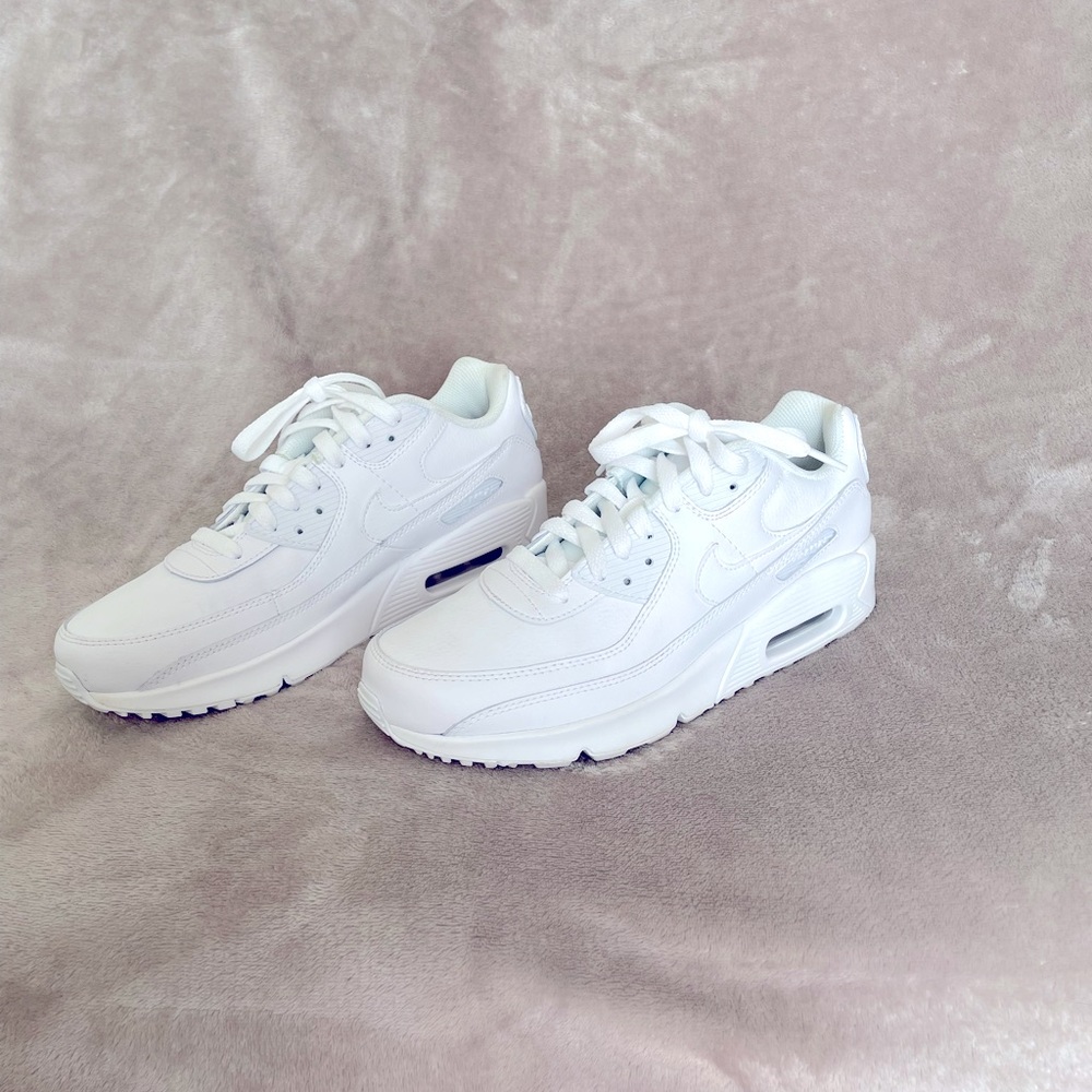 Nike AirMax White size 6.5 in Juniors